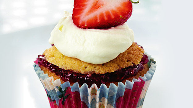 Sue McMahon: Strawberry and cream cupcakes