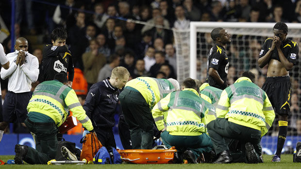 FABRICE MUAMBA COLLAPSE leaves players stunned - Channel 4 News