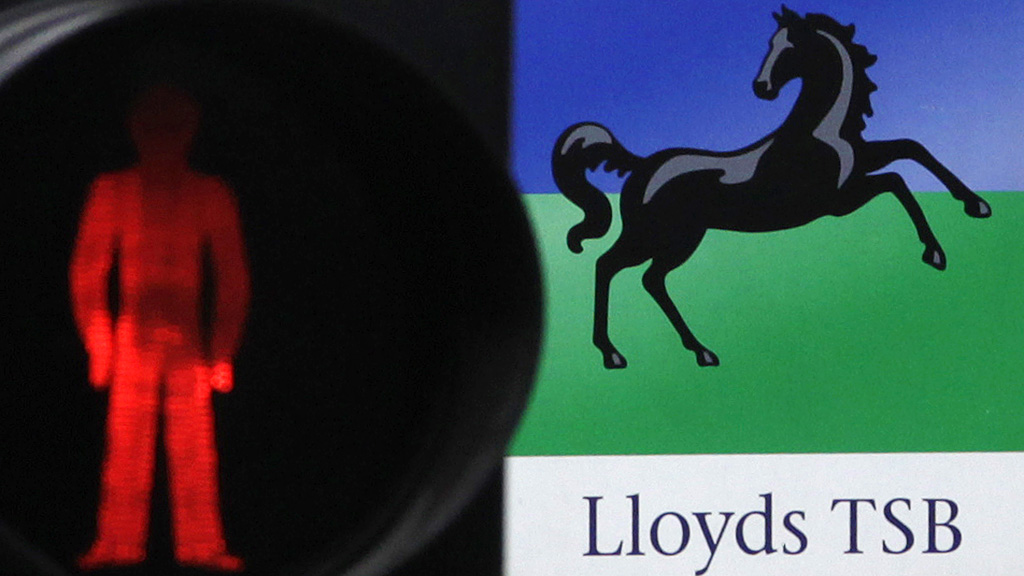 A Â£75om to seel 632 Lloyds branches to the Co-op has collapsed, with the mutual blaming the poor economy (picutre: Reuters)