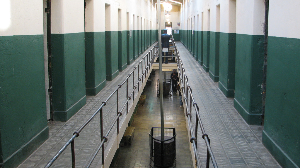 Think-tank urges competition in prison sector (G)