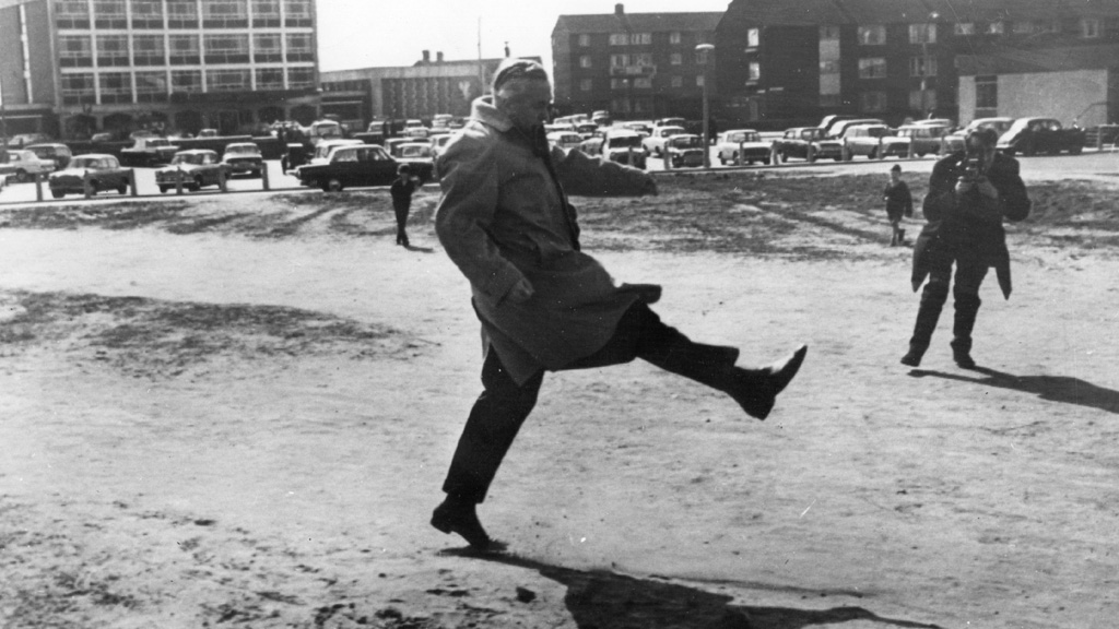 Harold Wilson kicks a football. (Getty)