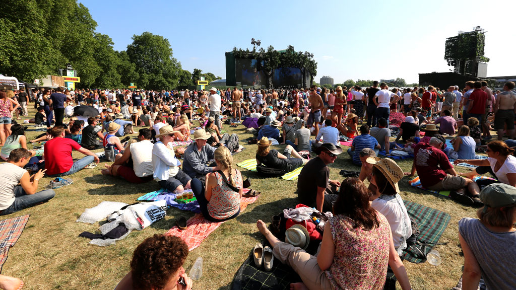 Crowds gather in Hyde Park (G)