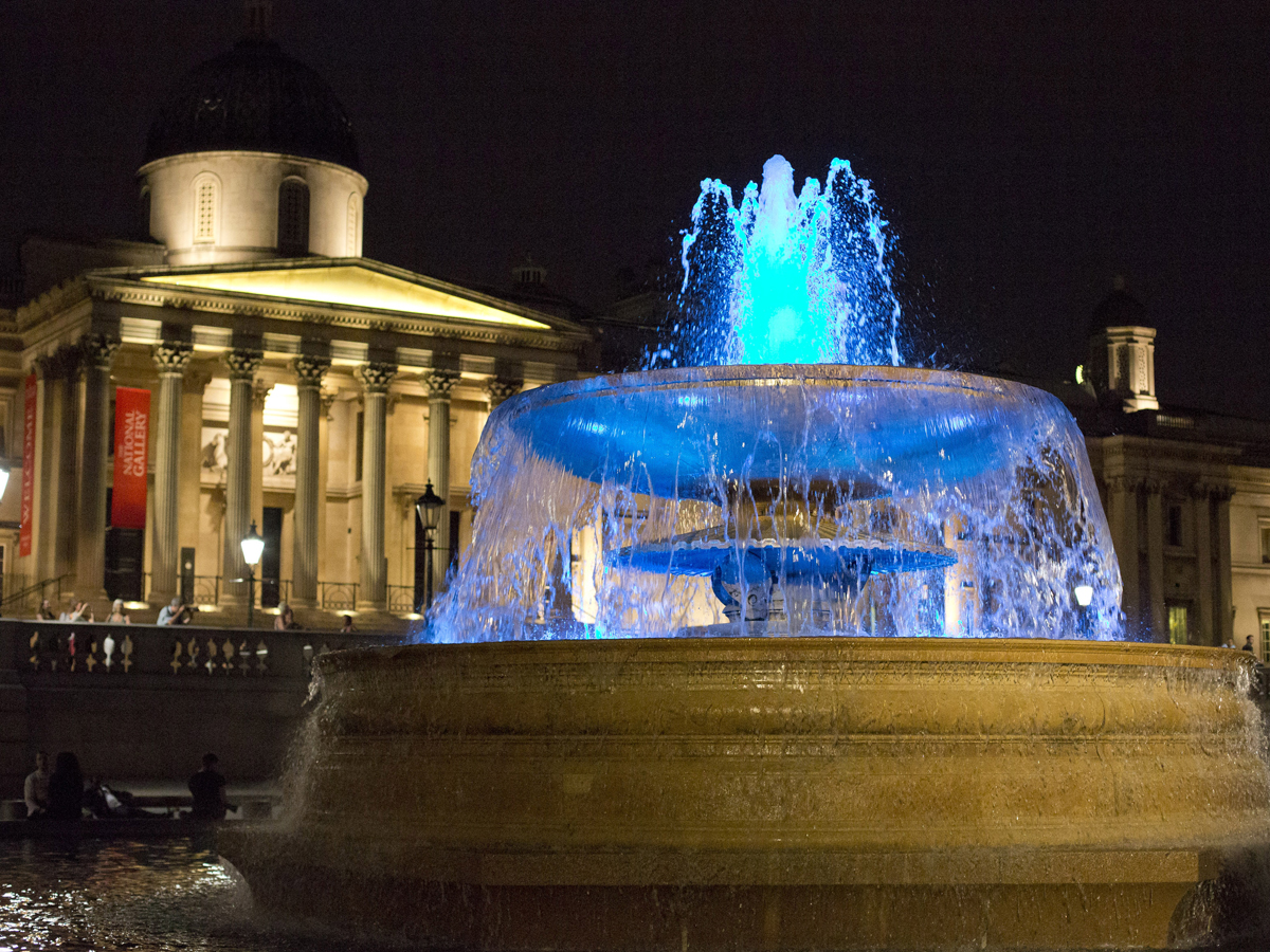 Trafalgar Square's fountains turn blue (R)