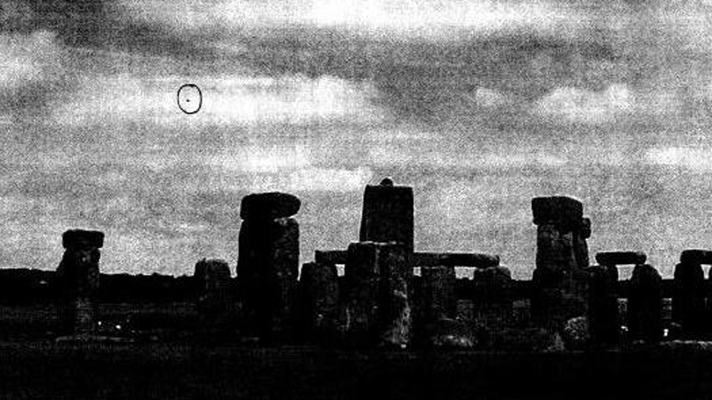Photograph apparently showing a 'UFO' by Stonehenge, Wiltshire, January 2009
