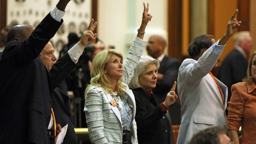 Crowds cheer Texas Senator Wendy Davis