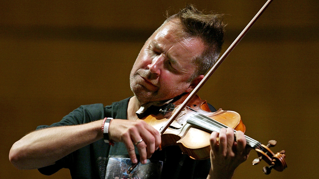 Violinist Nigel Kennedy performs works by Vivaldi (R)
