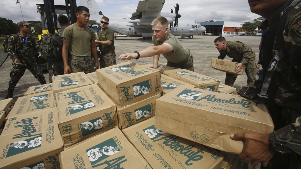 Typhoon Haiyan aid (Reuters)
