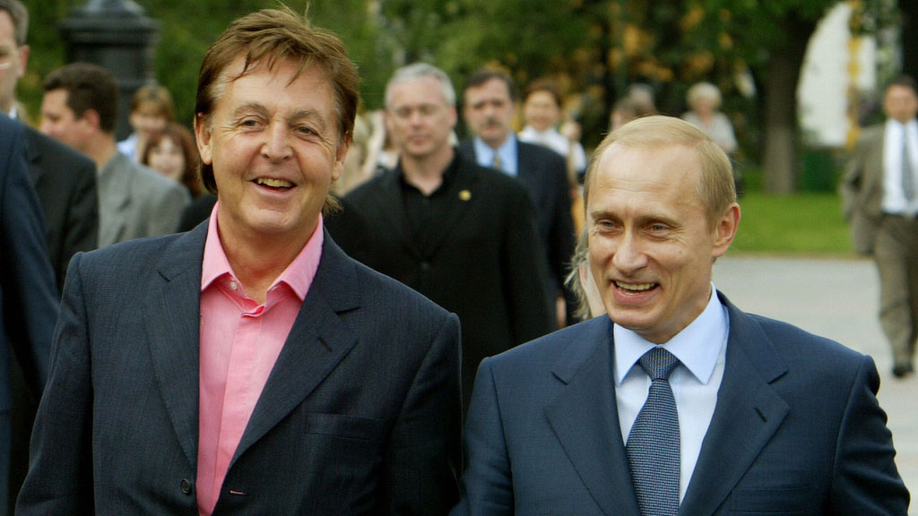 Paul McCartney and Vladimir Putin in Moscow in 2003 (picture: Getty)