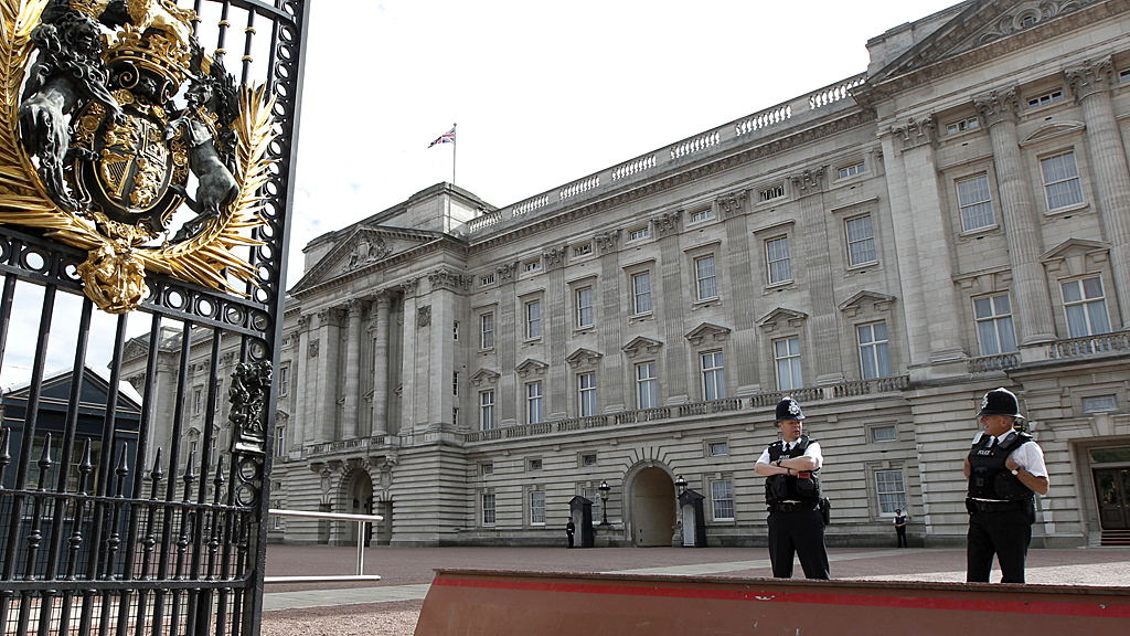 Man with knife arrested trying to trespass at Buckingham Palace (Image: Reuters)