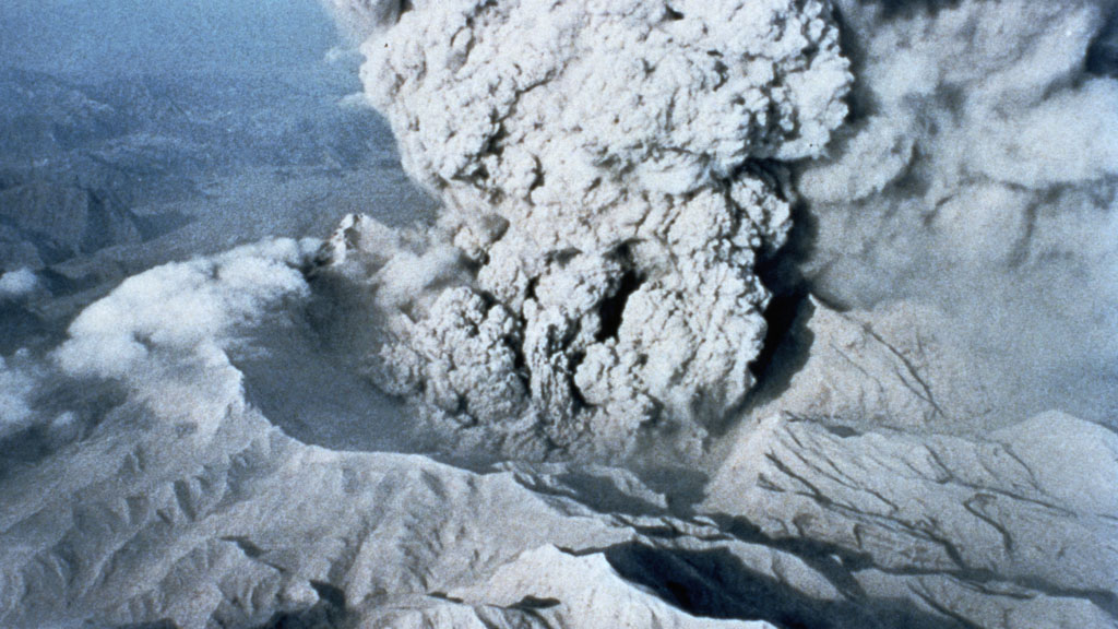 Pinatubo erupting (Getty)