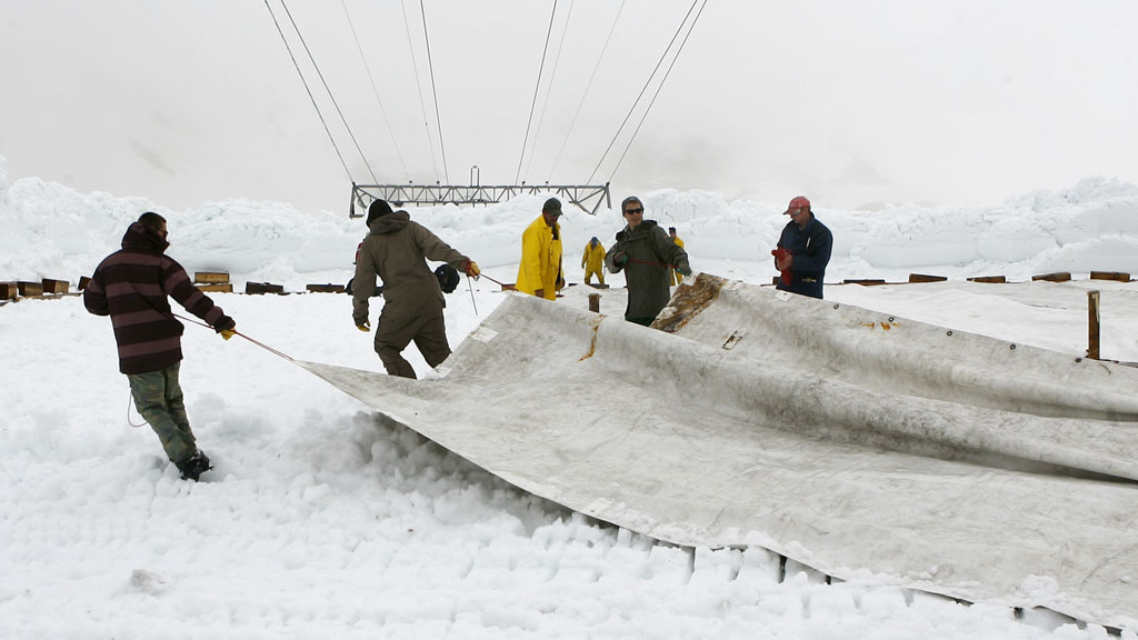 Volunteers wrap a glacier in the German Alps (Getty)