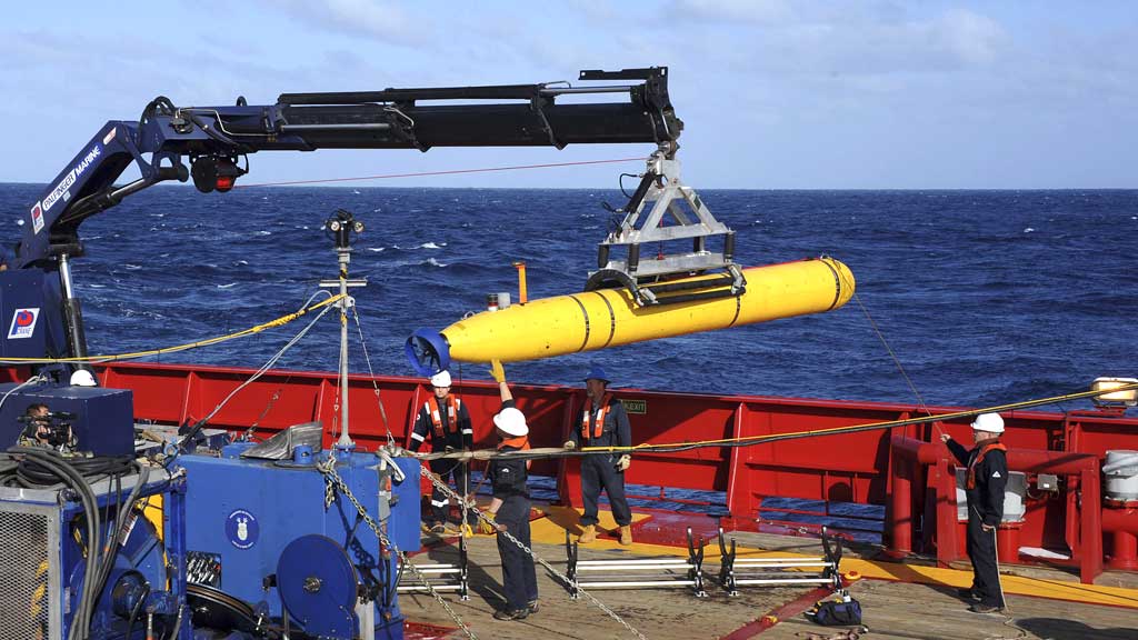 The US Navy's Blue-fin 21 autonomous underwater vehicle is set to search the ocean floor for wreckage some 4.5 kms beneath the surface (R)