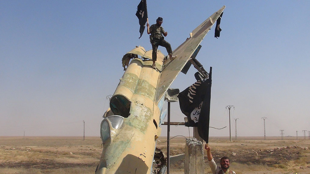 Islamic State raises the flag at Tabqa
