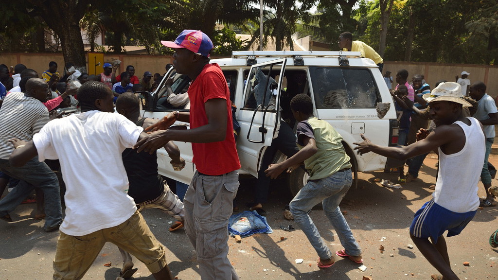 Crowd attacks car in Bangui (Getty)