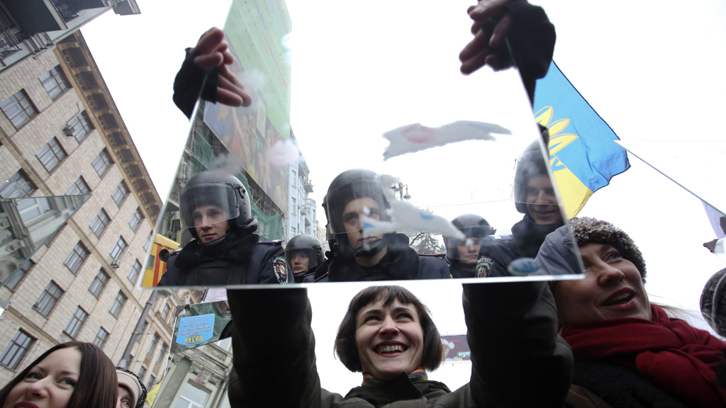 Ukraine protesters hold up mirrors but is movement reaching end? (Reuters)
