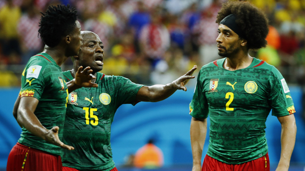 Cameroon's Achille Weboc (C) tries to separate teammates Benjamin Moukandjo (L) and Benoit Assou-Ekotto as they argue during their 2014 World Cup Group A soccer match against Croatia (Reuters)