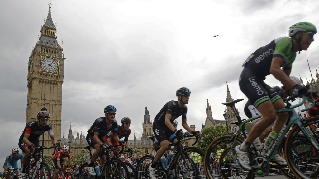 The riders arrive in London at the end of the third day of racing in the UK. (Getty)