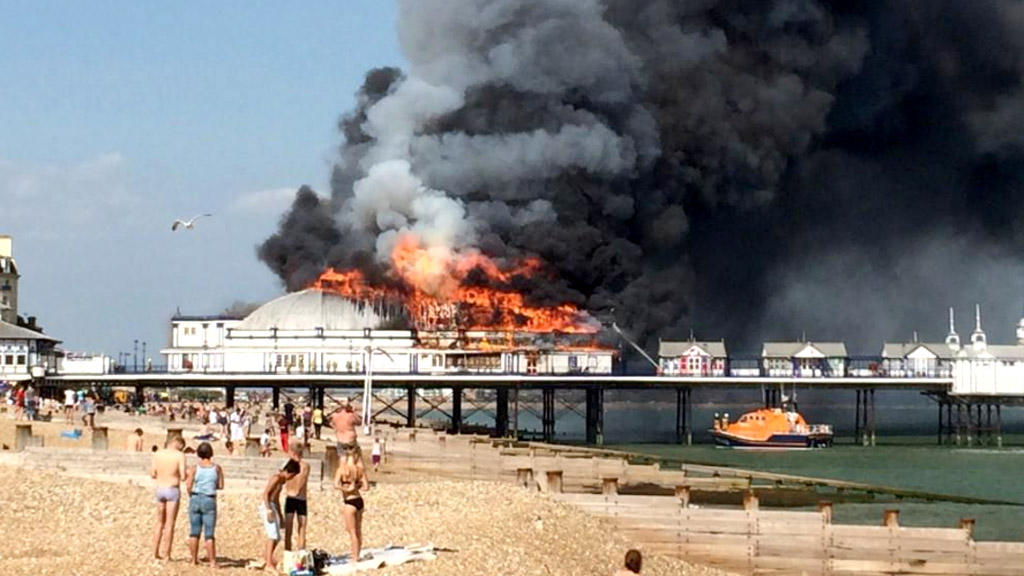 A major fire engulfs Eastbourne pier in Sussex. (Ant Miller/Twitter)