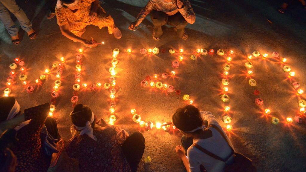 Missing Malaysia Airlines flight 370: candle vigil in Thailand (picture: Getty)