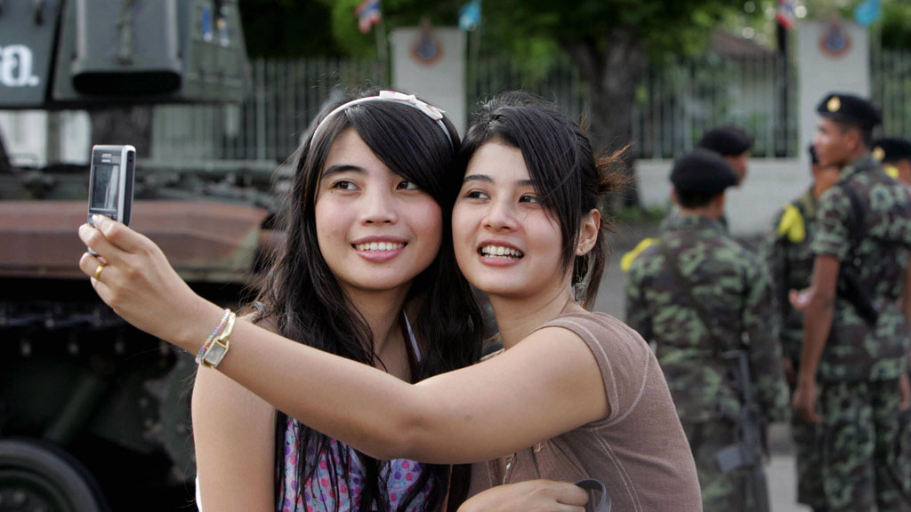 Two Thai girls take a selfie following the 2006 military coup (picture: Getty)