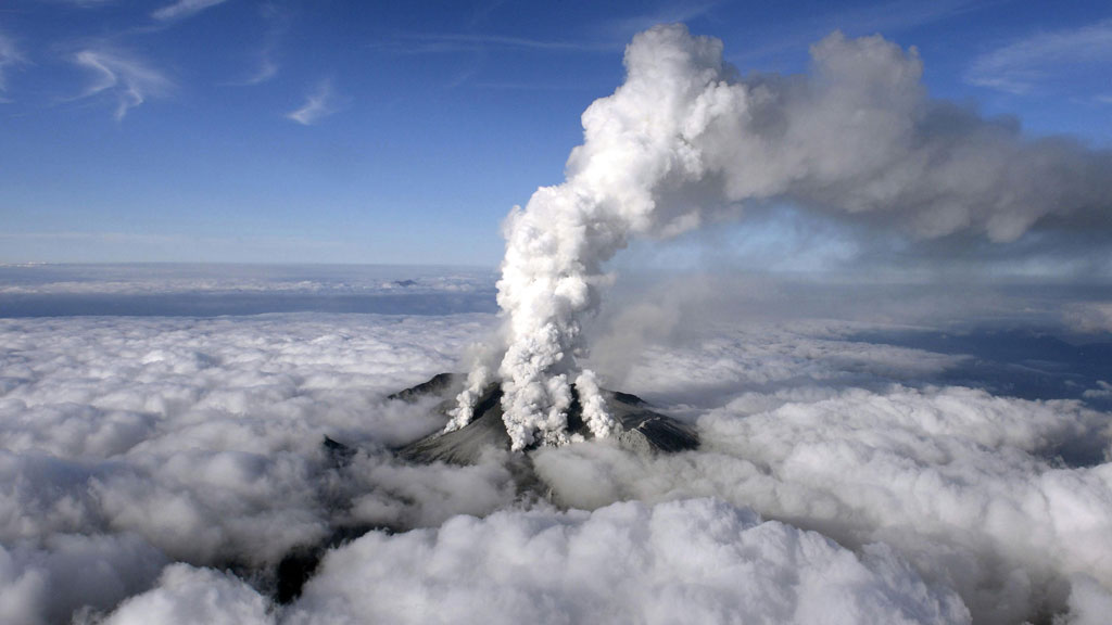 Thirty feared dead in Japanese volcano eruption