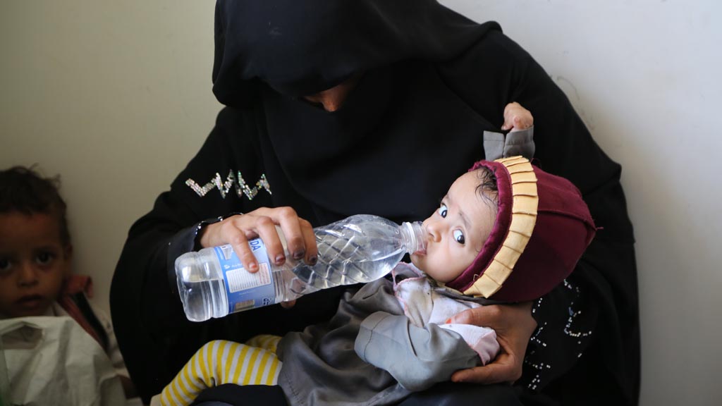 Yemeni child being given water