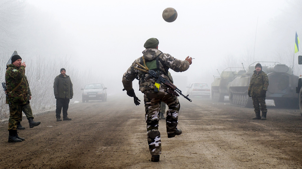 Ukrainian soldiers play football on the road to Debaltseve (Getty Images)