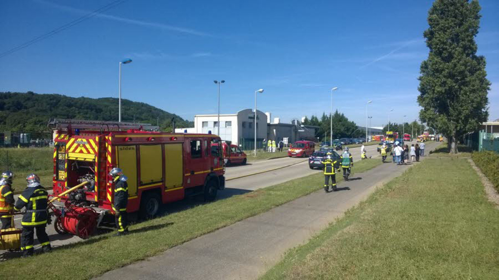 Emergency services arrive at the scene (picture: Dauphine Libere)