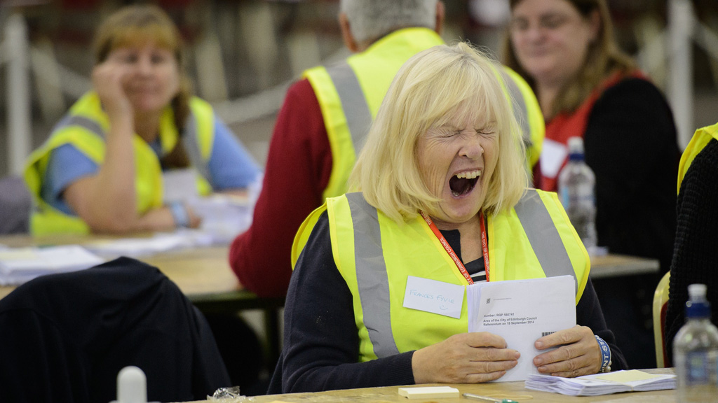 An exhausted teller yawning at the count following the 2014 Scottish independence referendum (Getty)