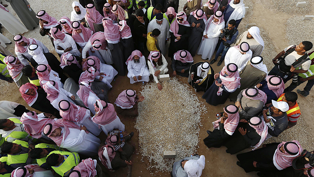 Mourners gathered around the grave of Saudi King Abdullah (Reuters)