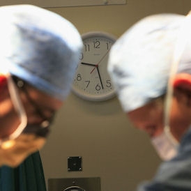 NHS doctors in operating theatre (Getty)