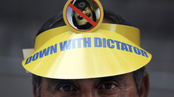A man wearing a hat denouncing Iran's President Ahmadinejad. (Reuters)