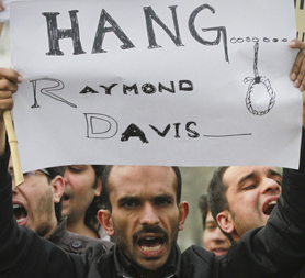Pakistan people call for Raymond Davis to be hanged (reuters)
