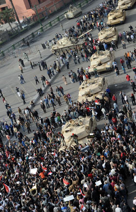 Egypt revolt: Thousands defy curfew as pressure mounts