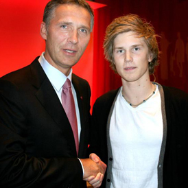 Simon Saebo photographed with Norwegian PM Jens Stoltenberg (taken from Dagbladet)