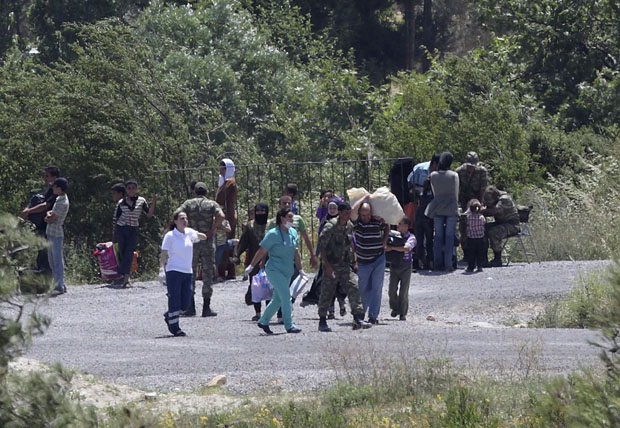 Syrian refugees crossing into Turkey (Image: Getty)