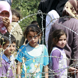Syrian refugees cross the Turkish border