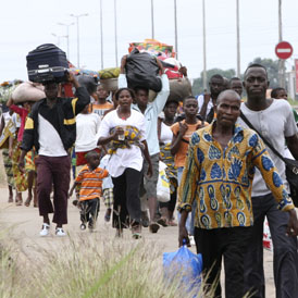 Residents flee with their belongings after clashes in Abobo (reuters)