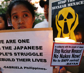 Anti-nuclear protestors in Manila (R)