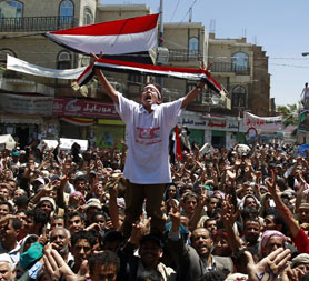 Anti-government protestors in Yemen (R)