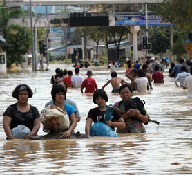 Floods and mudlsides in Thailand kill 21 and strand tourists (Getty)