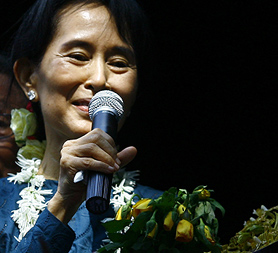 Aung San Suu Kyi addresses her supporters in Burma (Image: Reuters)