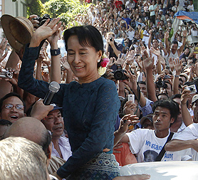 Aung San Suu Kyi speaks to supporters in Burma (Image: Reuters)