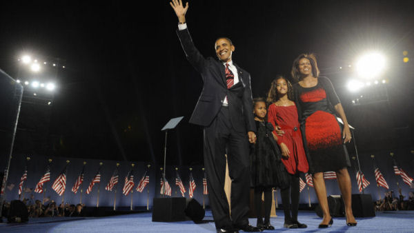 Barack Obama makes his first speech of president-elect of the USA with wife Michelle and daughters Sasha and Malia.