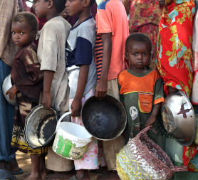 Children queue for food aid in Somalia (Getty)