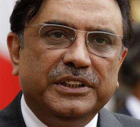 President Zardari prepares to meet David Cameron after the prime minister&apos;s comments about Pakistan (Credit: Reuters)
