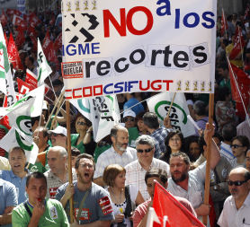 Public sector workers strike in Spain. The banner reads: No to the cutbacks (Reuters)