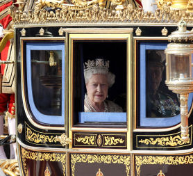 Queen arrives in carriage
