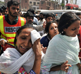 Pakistani women react to the bomb blast (credit:Getty Images)